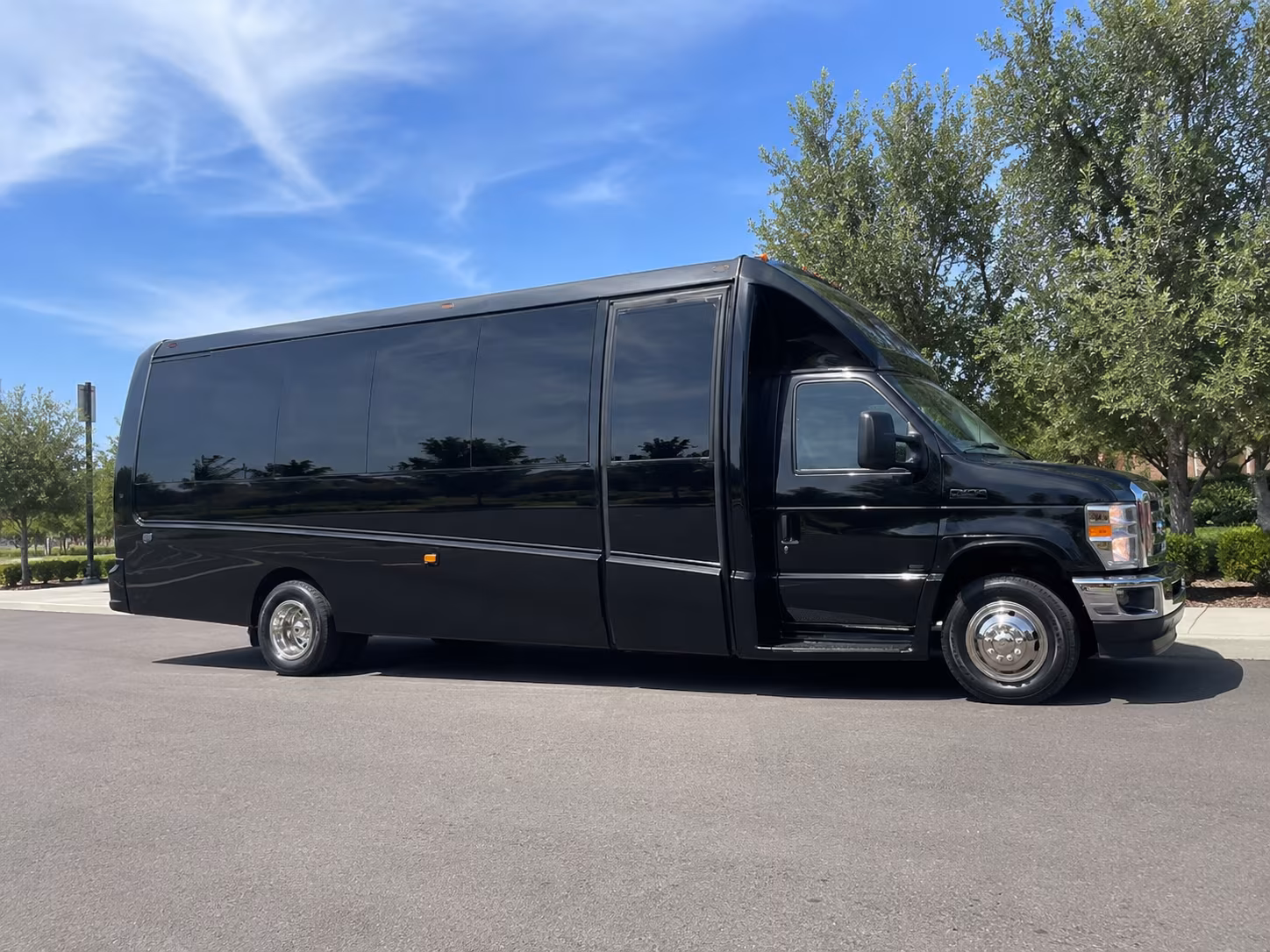 corporate airport transfer buses between manteca and regional airports